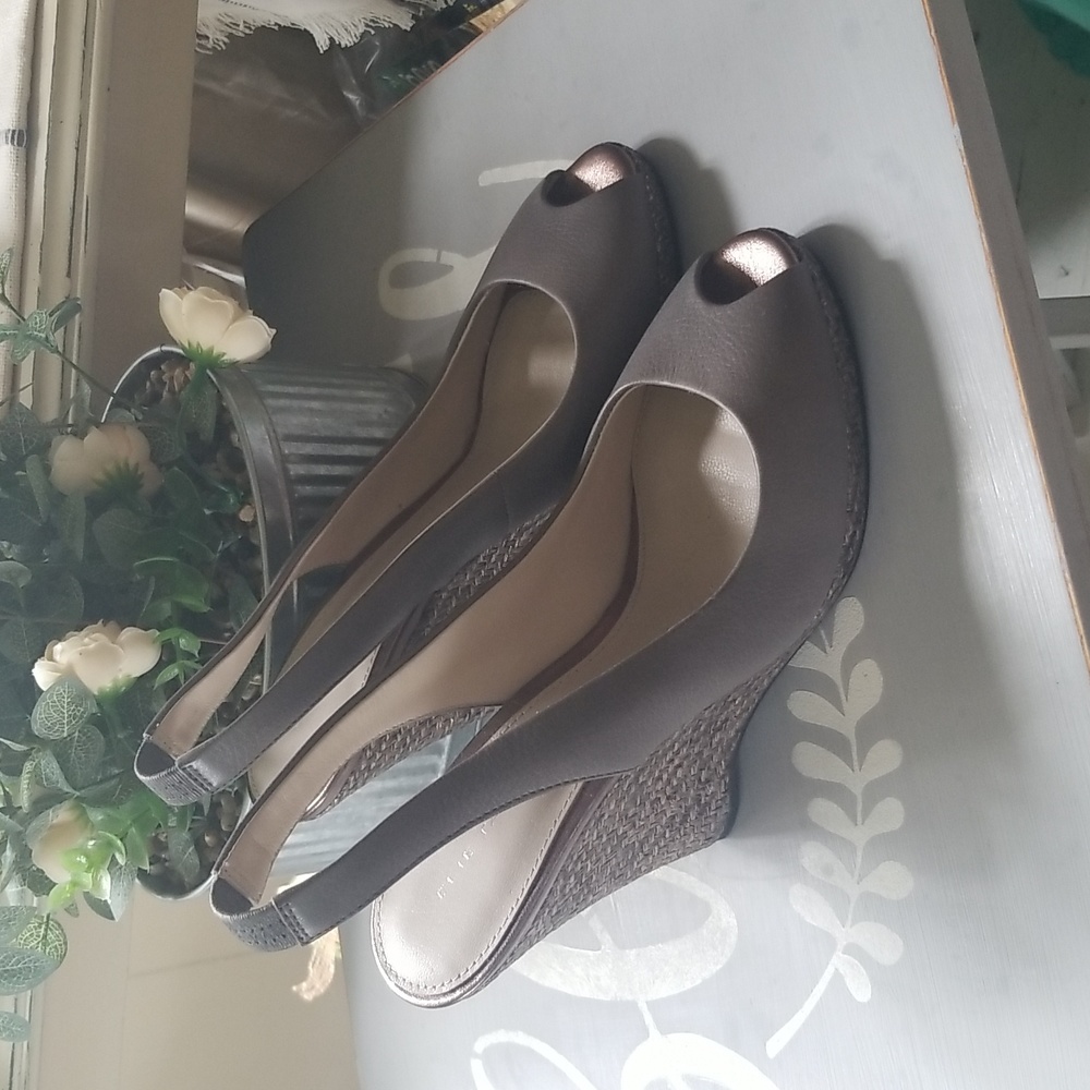 Elie Tahari  NWOB